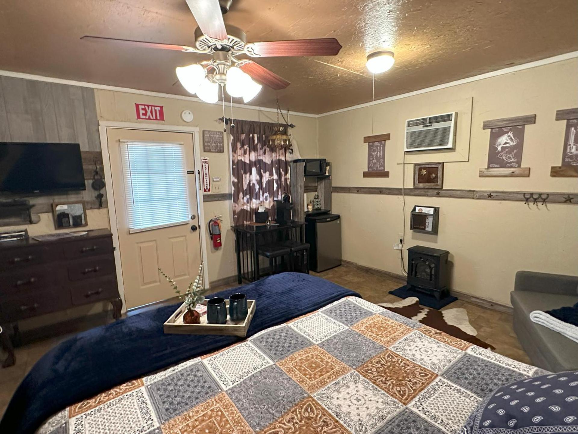 Acorn Hideaways Canton Rustic Old West Frontier Suite エクステリア 写真