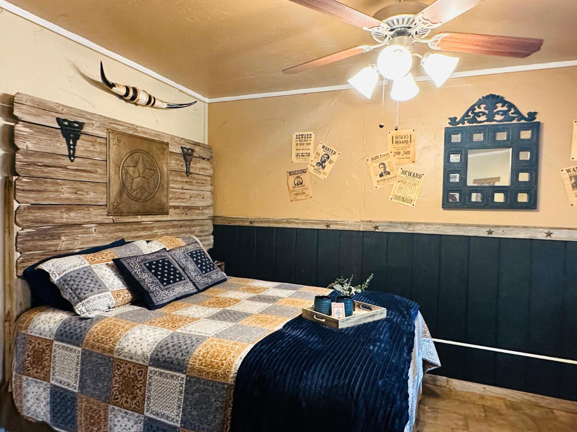 Acorn Hideaways Canton Rustic Old West Frontier Suite エクステリア 写真
